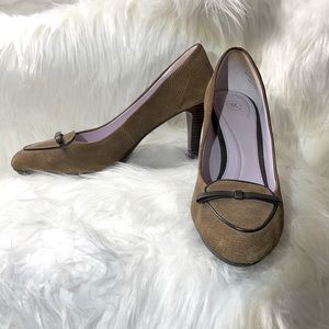 Johnston & Murphy brown stack heel with bow